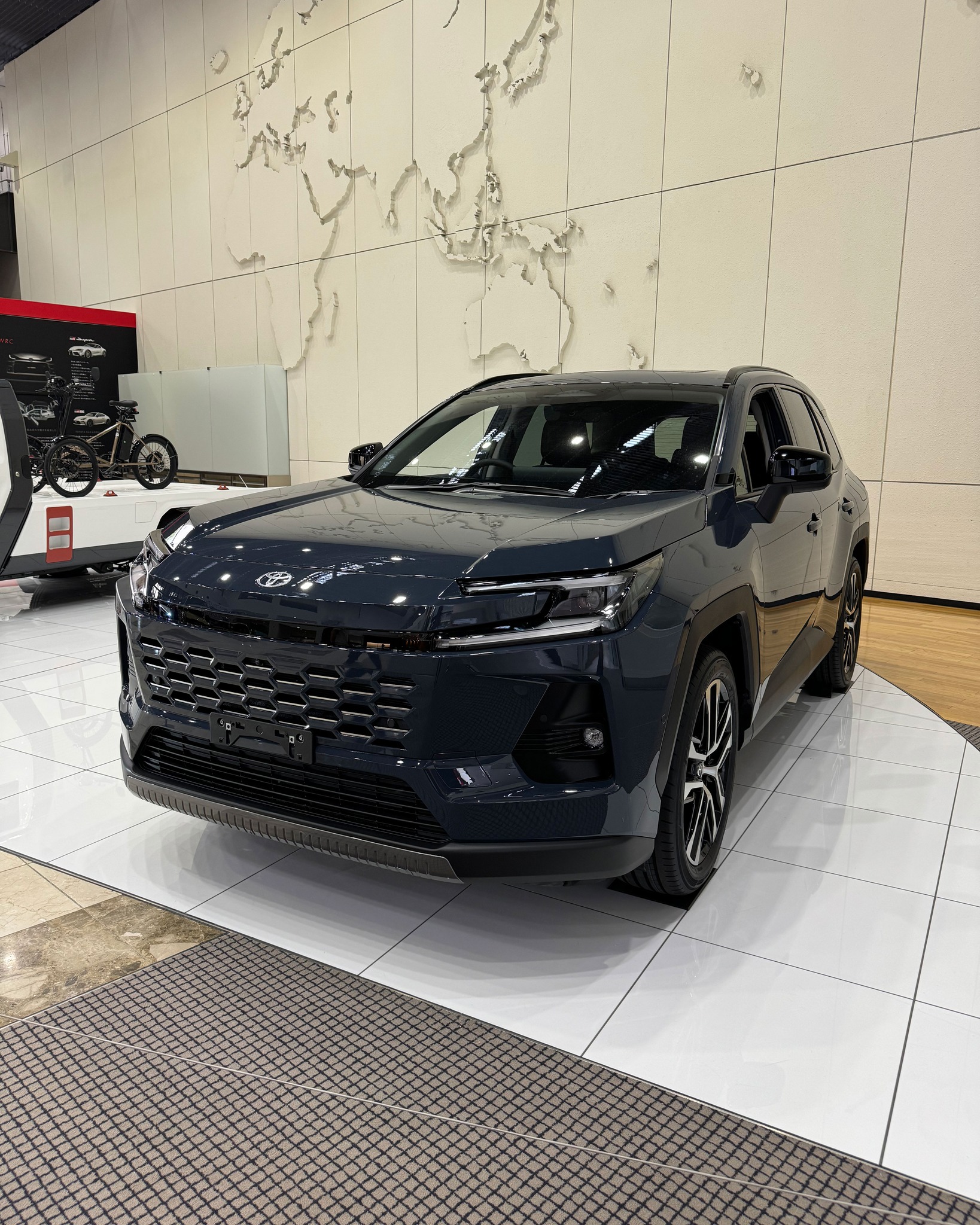 新型RAV4が展示されているという情報をキャッチしたのでトヨタ会館様へ見に行ってきました(*'▽')AVEST的にはやっぱりこの黒い部分が気になりますね(*'ω'*) #RAV4 #新型RAV4 #新型rav4 #新型rav4パーツ #新型rav4アドベンチャー #Rav4GR #rav4gr #toyota #トヨタ #トヨタ会館 #トヨタ会館見学 #avest #avestparts