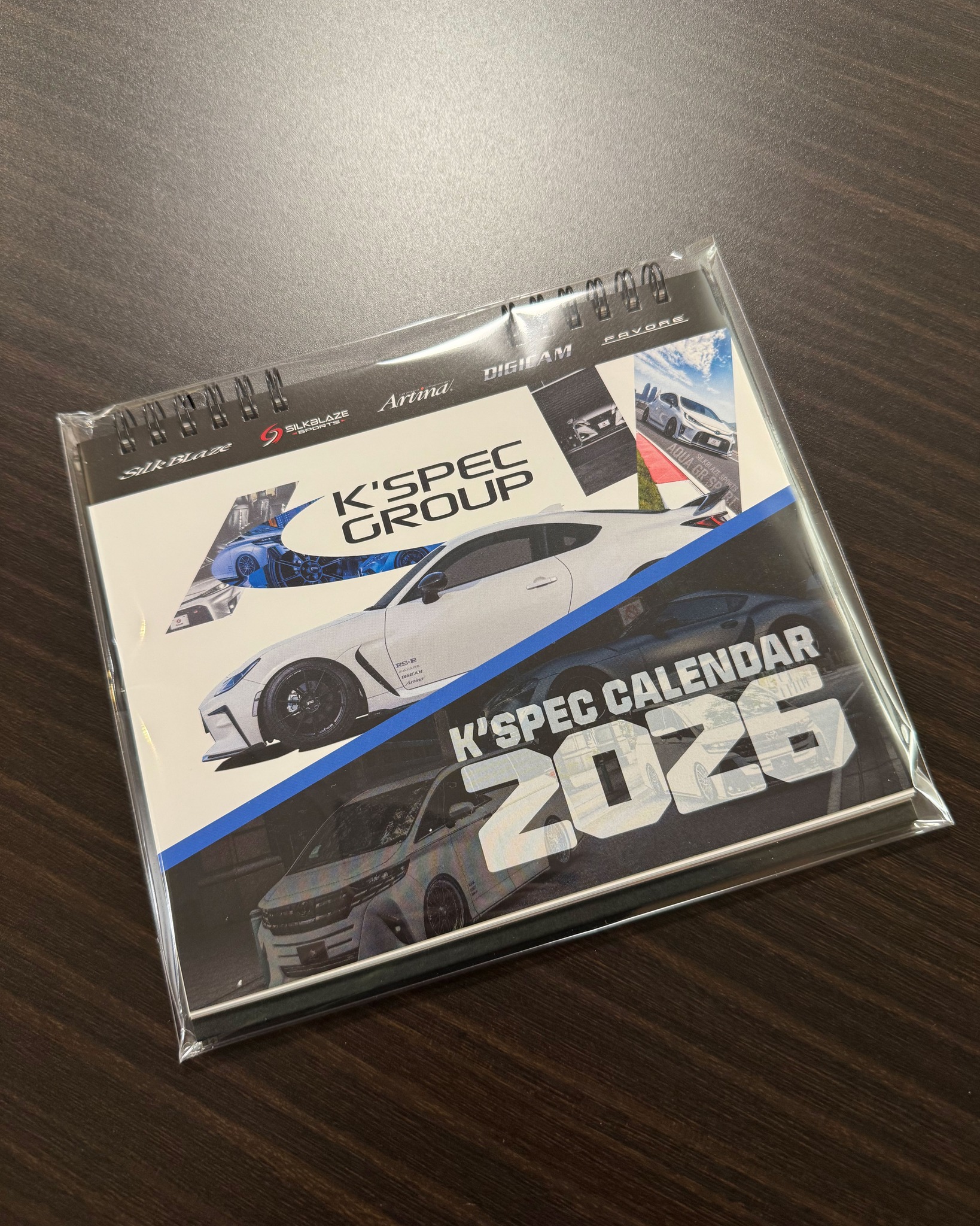 K'SPEC さんから2026年カレンダー頂きました～！2025年の時もいただいておりとてもかっこいいので愛用しています（笑）かっこいいカレンダーって気分が上がりますよね！来年も大切に使わせていただきます(*‘∀‘) #kspec #silkblaze #ケースペック #avest